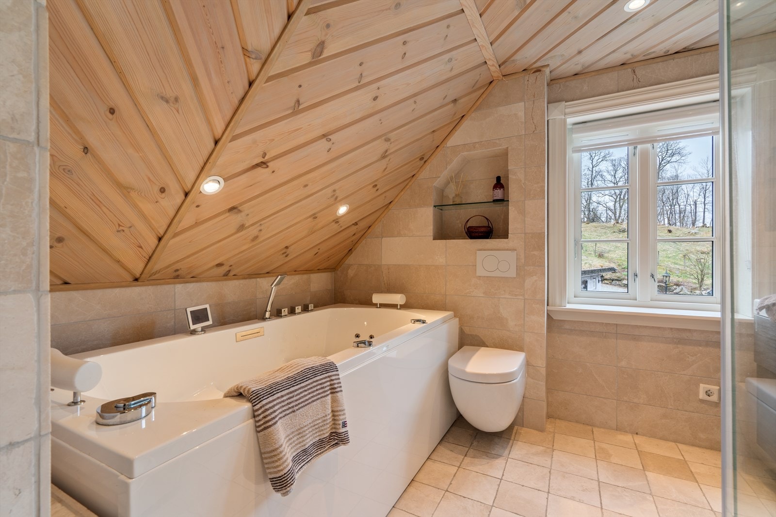 Badet på loftet i den opprinnelige delen ble renovert i 2016. Her er det både badekar og dusjkabinett. Galleribilde