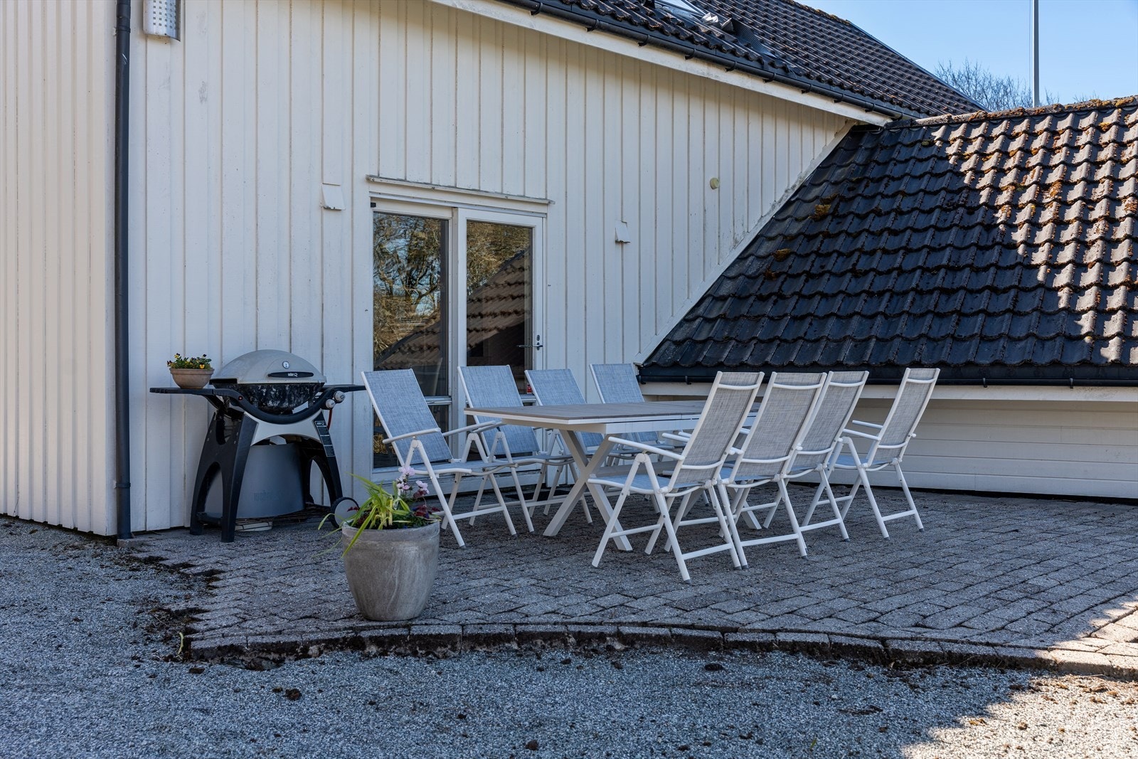 Uteplass med adkomst fra kjøkkenet i påbygget. Galleribilde