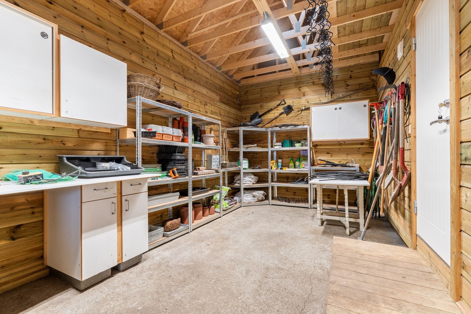 God plass til redskaper og oppbevaring i driftsbygningen. Galleribilde