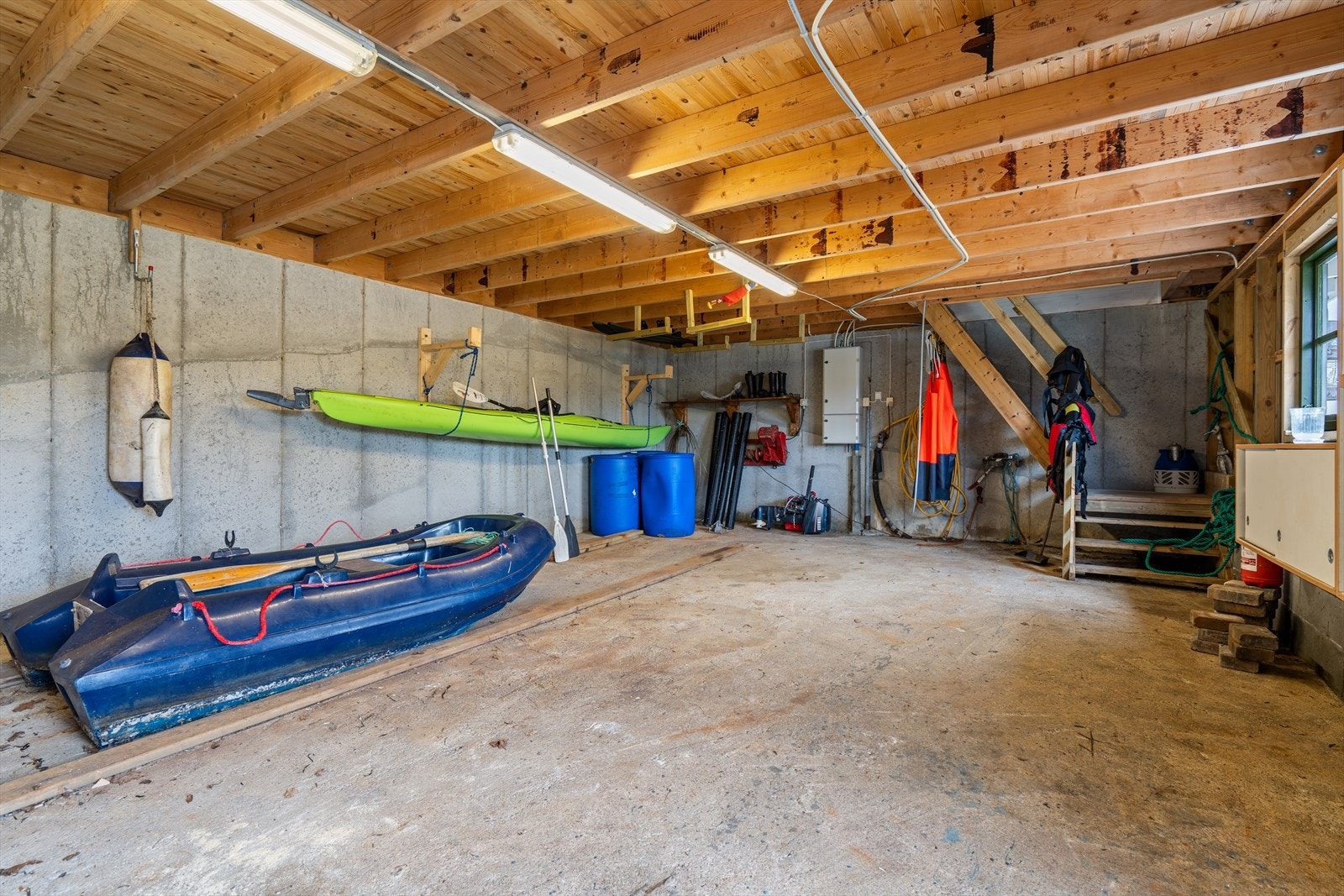 Romslig båtgarasje i 1. etasje med betonggulv. Galleribilde
