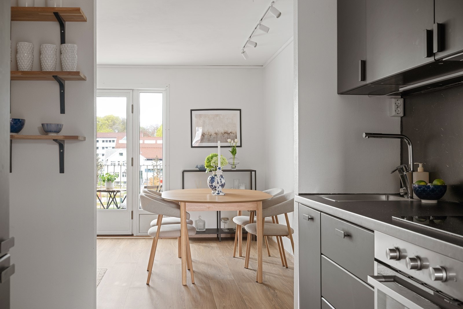Velkommen til Madlaveien 24! En lys og luftig toppleilighet i 4 etasje, beliggende sentrumsnært-V/ Eira Næss Huseby, Eiendomsmegler Norge. Galleribilde