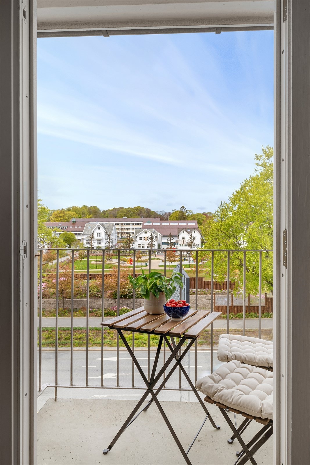 Fra stuen har man direkte tilgang til balkongen. Galleribilde