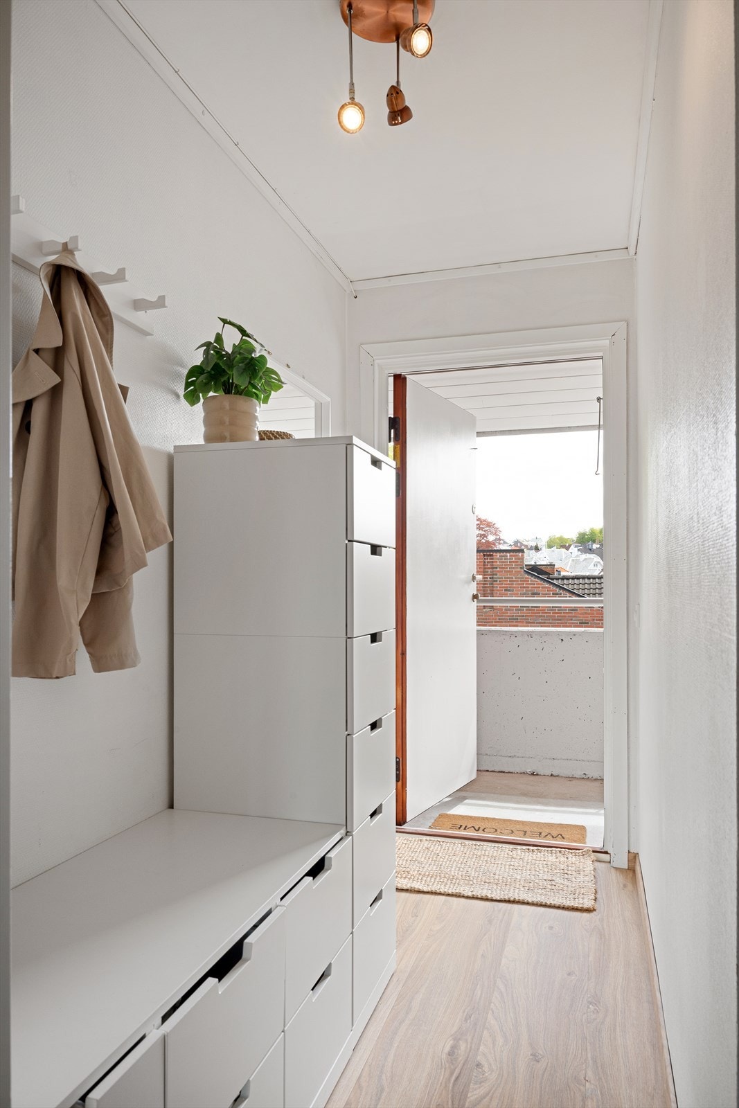 Man ønskes velkommen inn til en flott entré som kan ta deg videre til samtlige rom i boligen. I entréen har man plass til å sette fra seg sko og henge opp yttertøy. Galleribilde
