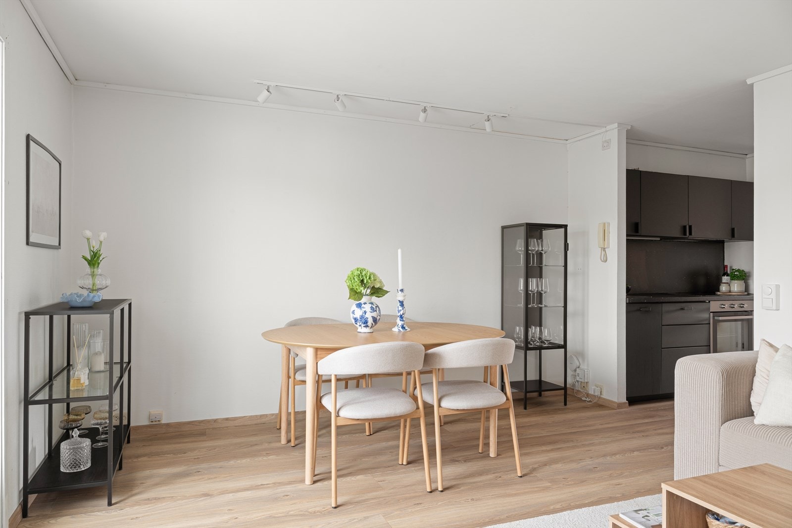Det er god plass til en spisegruppe mellom den delvis åpne kjøkkenet og stue løsningen, noe som skaper en naturlig overgang. Galleribilde