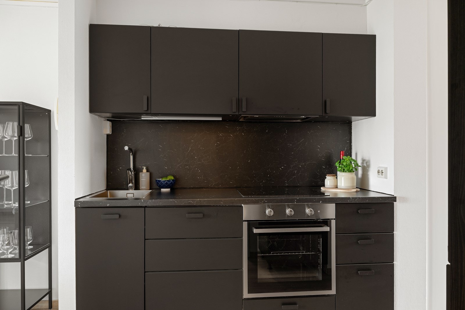 Kjøkkenet er fra 2017 og er levert av IKEA. Det fremstår moderne med svarte slette fronter og benkeplate av laminat. Galleribilde