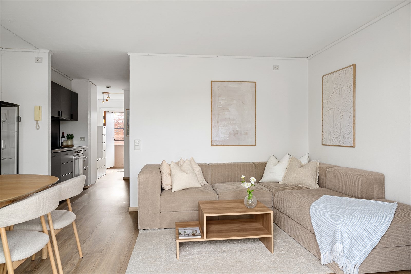 Stuen har en utforming som gir god møbleringsfrihet, med plass til både en sofagruppe, TV-møblement og spisebord. Galleribilde