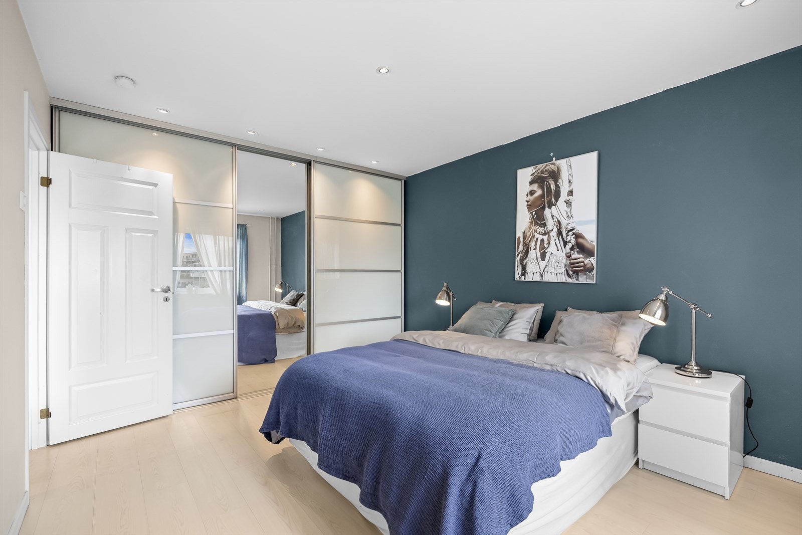 Lyst og luftig hovedsoverom med god plass til dobbeltseng. Stor skyvedørsgarderobe. Downlights i himling. Galleribilde