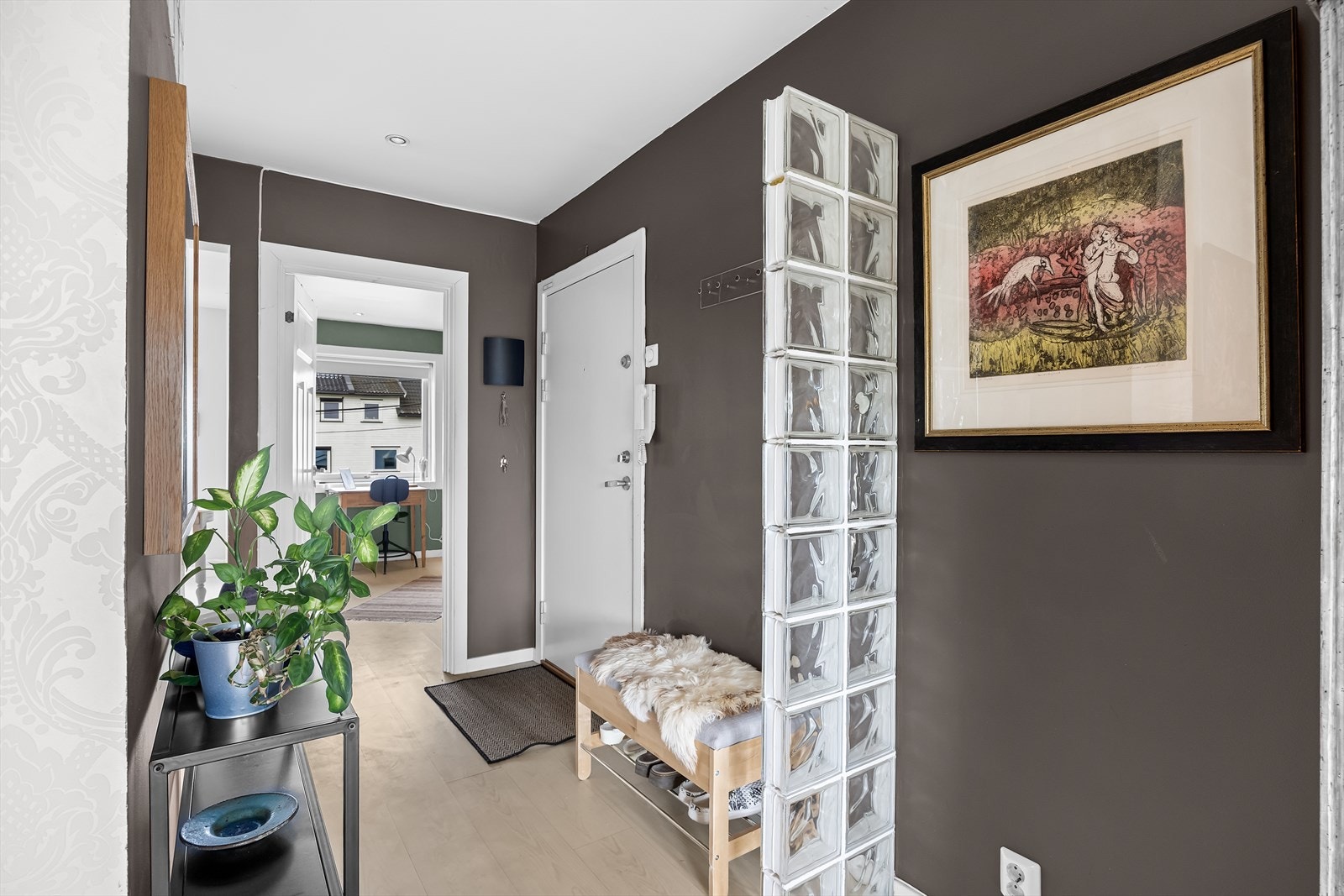 Entré/gang med plass til skohylle og knagger. Galleribilde