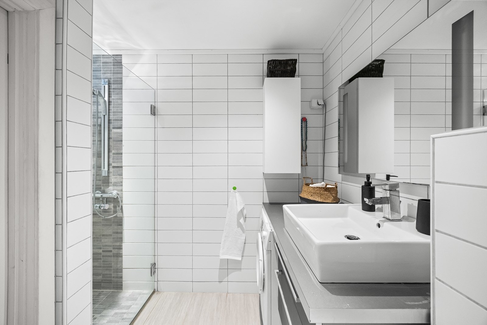 Badet er utvidet og har en dusjnisje med regnfallsdusj. Galleribilde