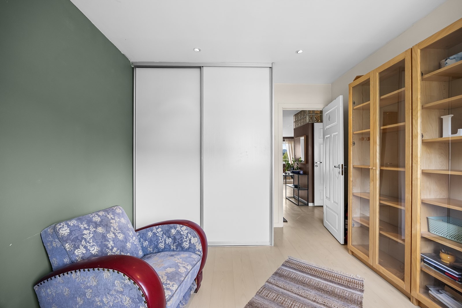 Det er skyvedørsgarderobe på begge soverommene. Galleribilde