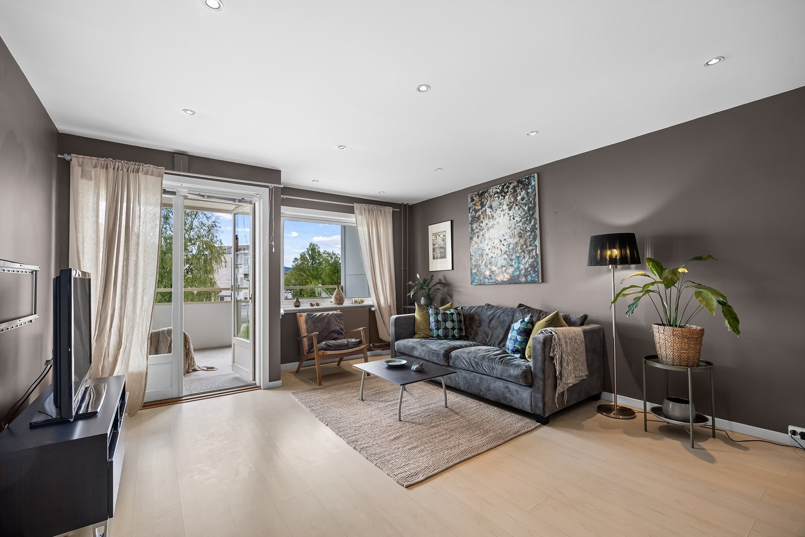 Stue med god plass til stor sofa og spisegruppe. Downlights i himling. Galleribilde