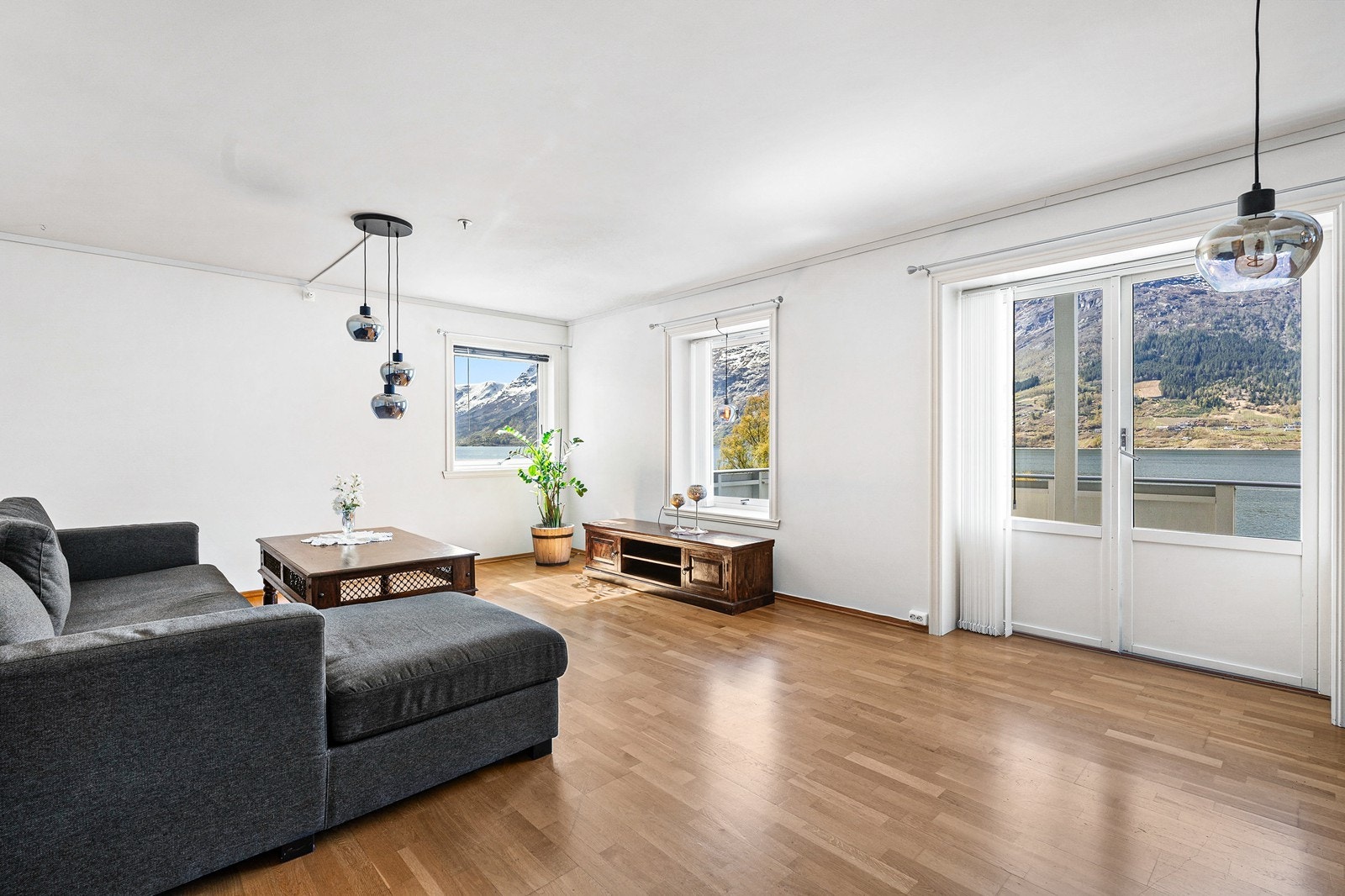 Stue med utgang til balkong. Galleribilde
