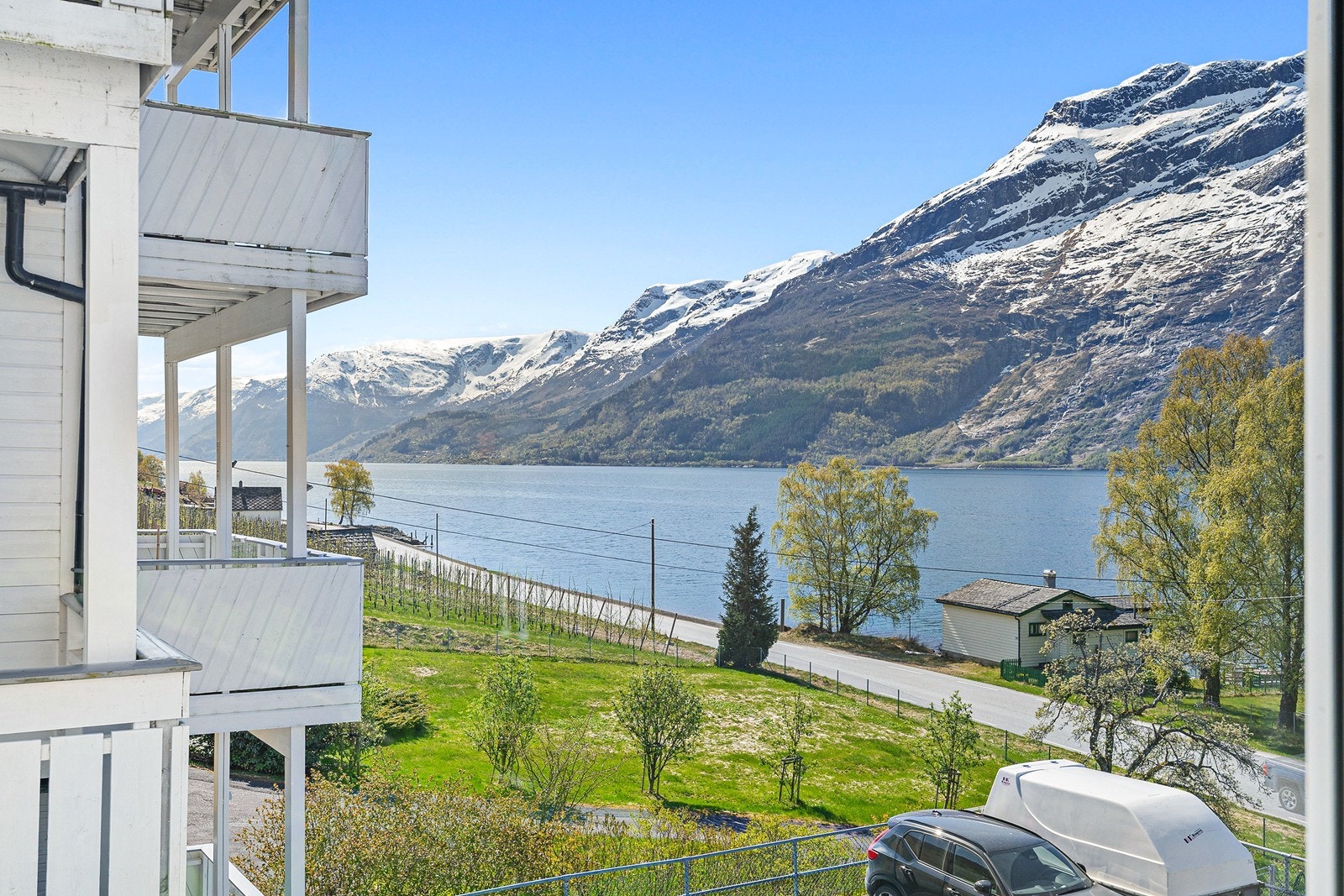 Leiligheten har nydelig utsikt ut over fjorden. Galleribilde