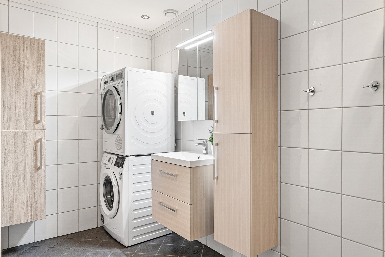 Det er god skapplass på badet. Opplegg for vaskemaskin og tørketrommel. Galleribilde
