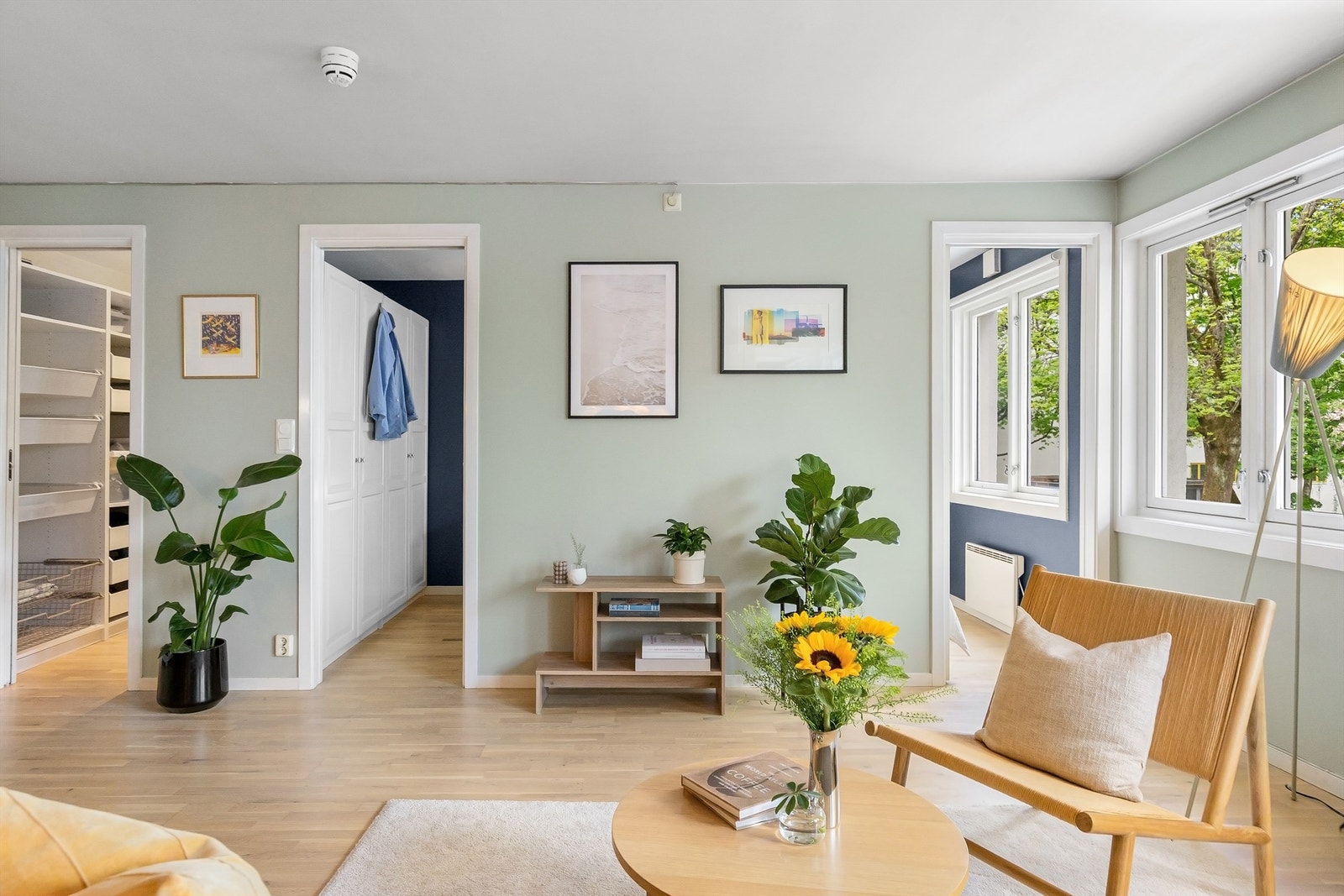 Fra stuen er det enkel tilgang til leilighetens to soverom og interne bod. Galleribilde