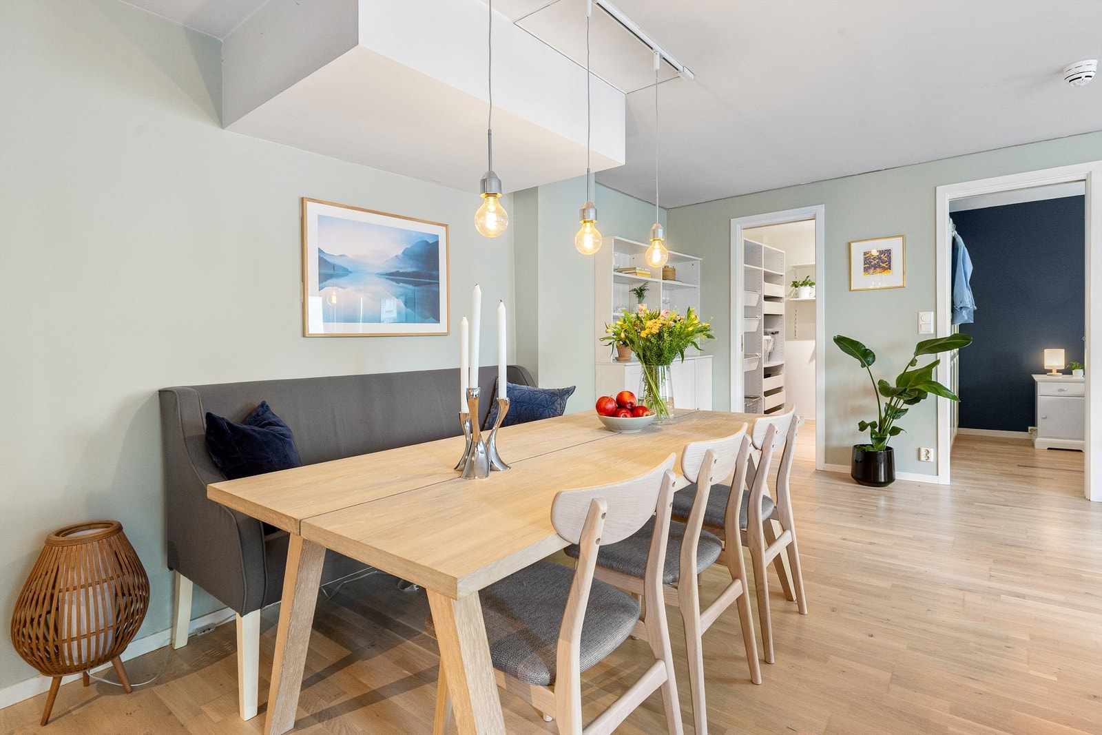 Spisestuen har god plass til et langbord for sosiale sammenkomster. Galleribilde