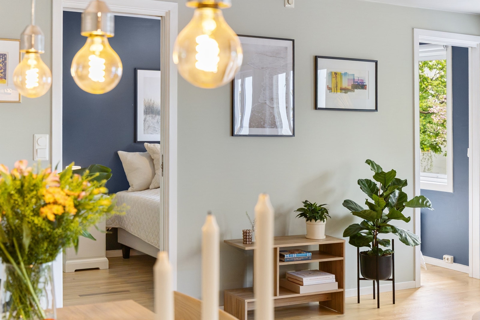 Et glimt inn mot ett av soverommene fra stuen. Galleribilde