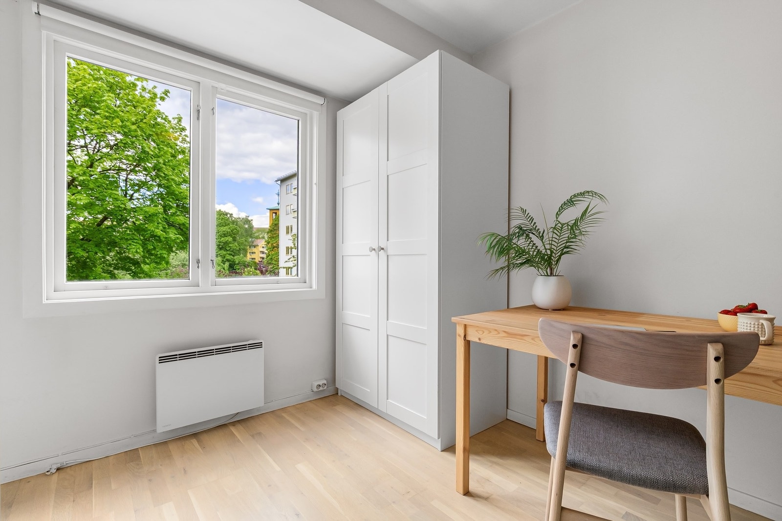 Leilighetens andre soverom, som egner seg godt som barnerom, gjesterom eller kontor. Galleribilde