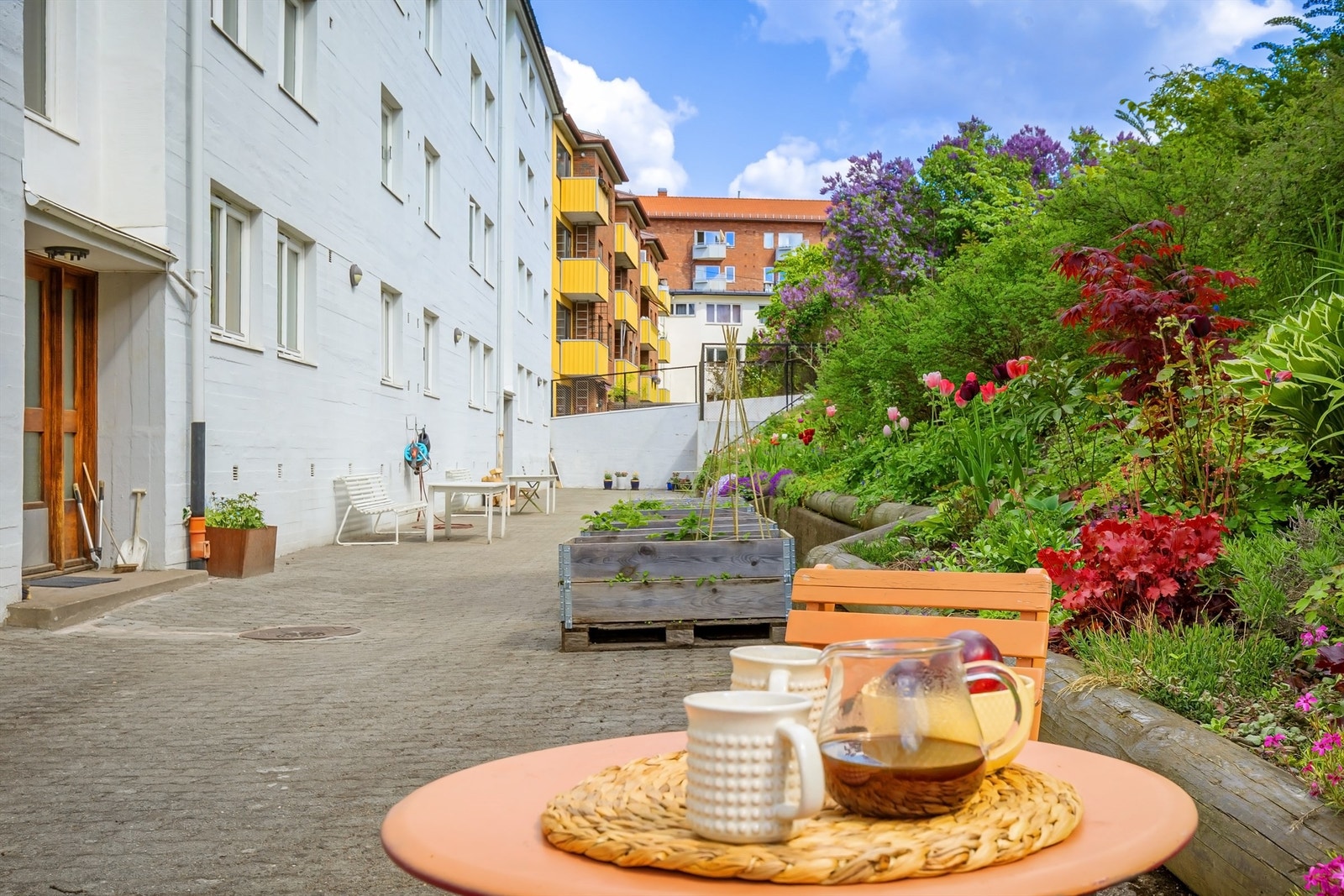 I bakgården er det plantet urter til felles bruk, og man kan få tildelt en egen privat grønnsakskasse. Galleribilde