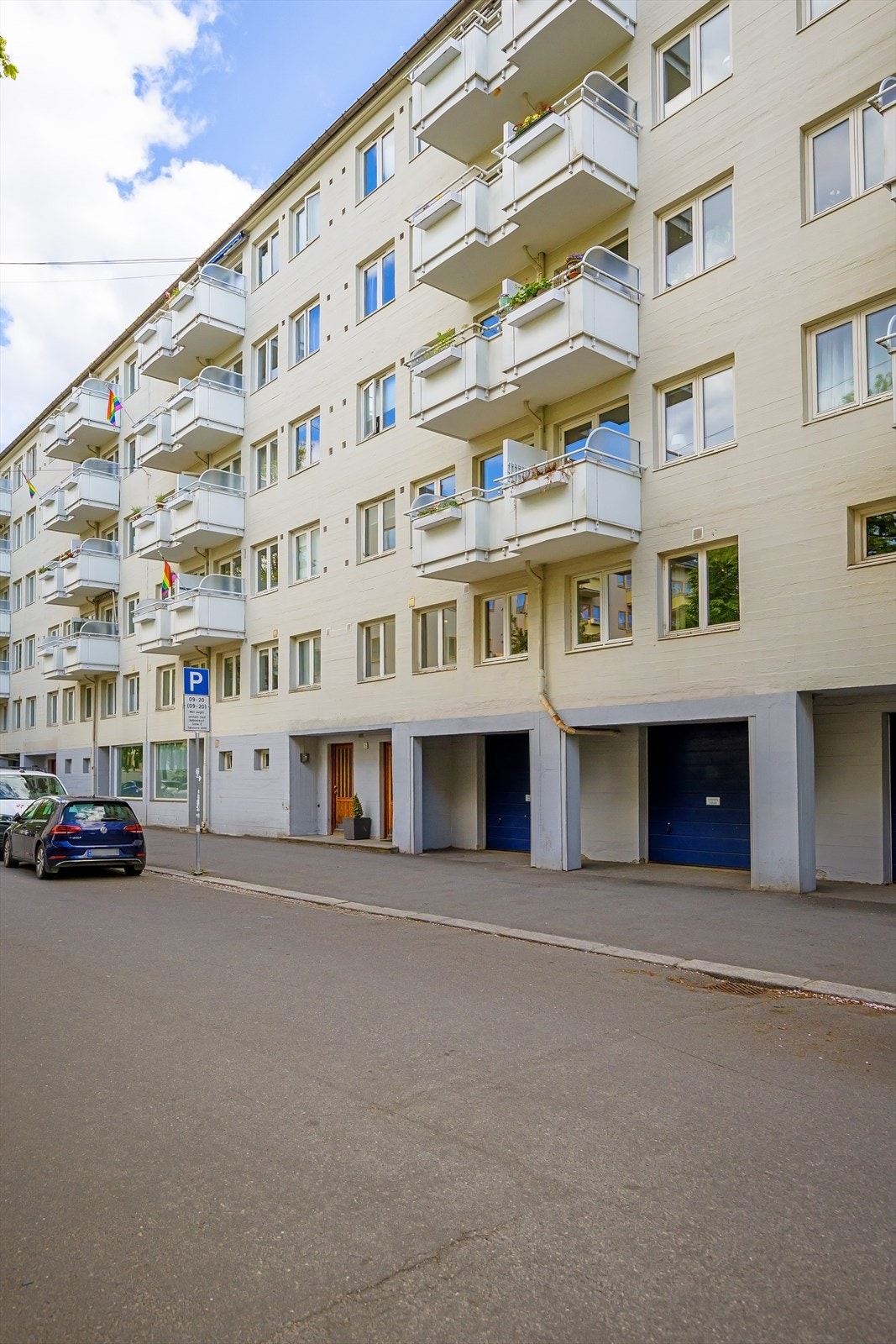 Bygget ble oppført i 1954 og har yttervegger i tegl- og murverk med pusset fasade. Galleribilde