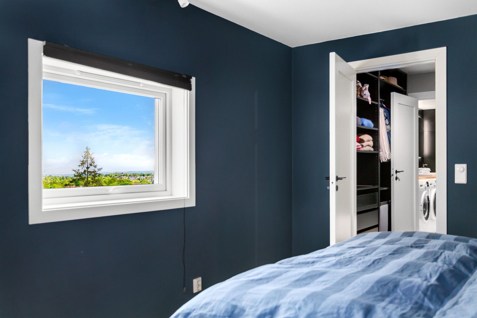 Det romslige hovedsoverommet er tilknyttet et praktisk gareroberom/"walk in closet". Galleribilde