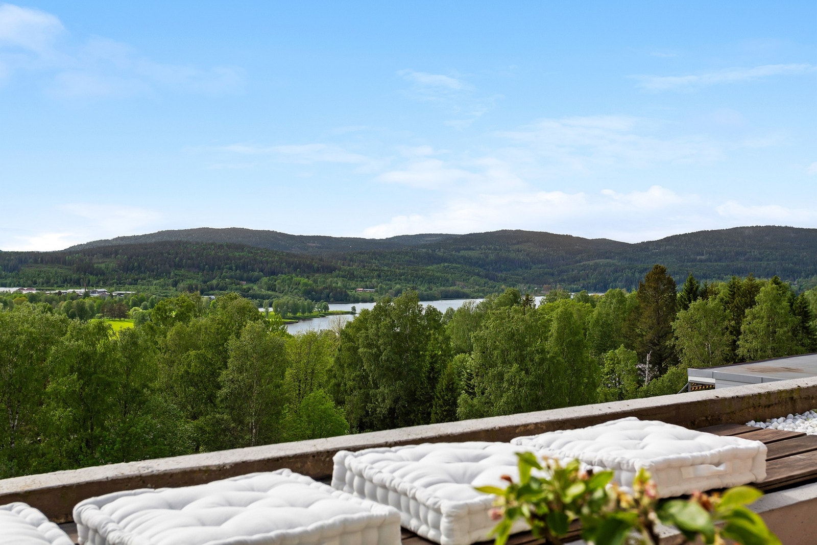 Nydelig utsikt mot Bogstadvannet og markaåsene. Galleribilde