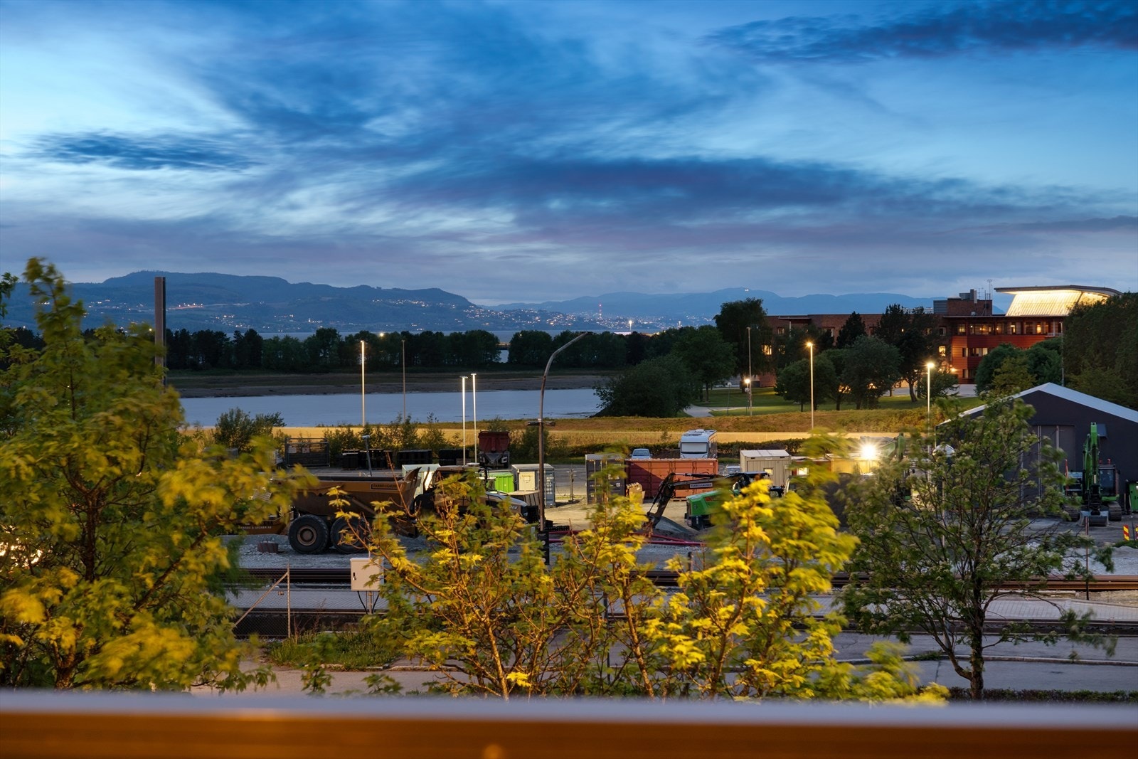 Utsikt mot fjorden og Trondheim Galleribilde