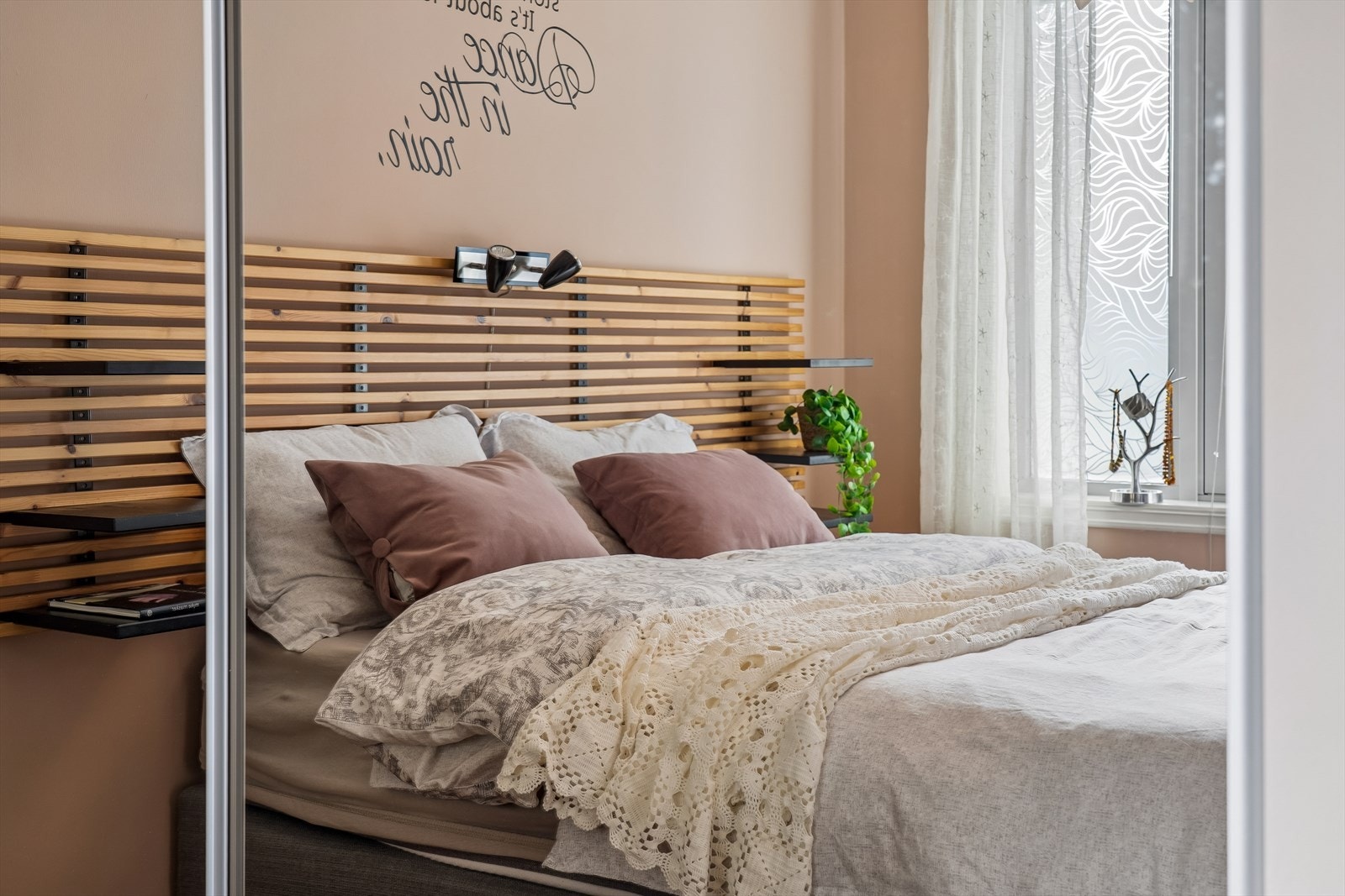 Utstyrt med skyvedørsgarderobe Galleribilde