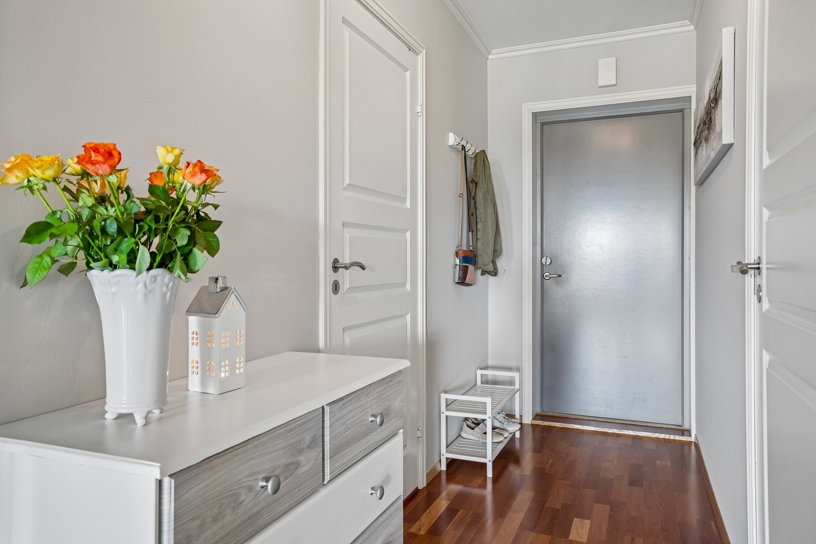 Entreen er utstyrt med skyvedørsgarderobe og det er god plass til oppbevaring av sko og yttertøy, det er også innvendig bod i leiligheten Galleribilde