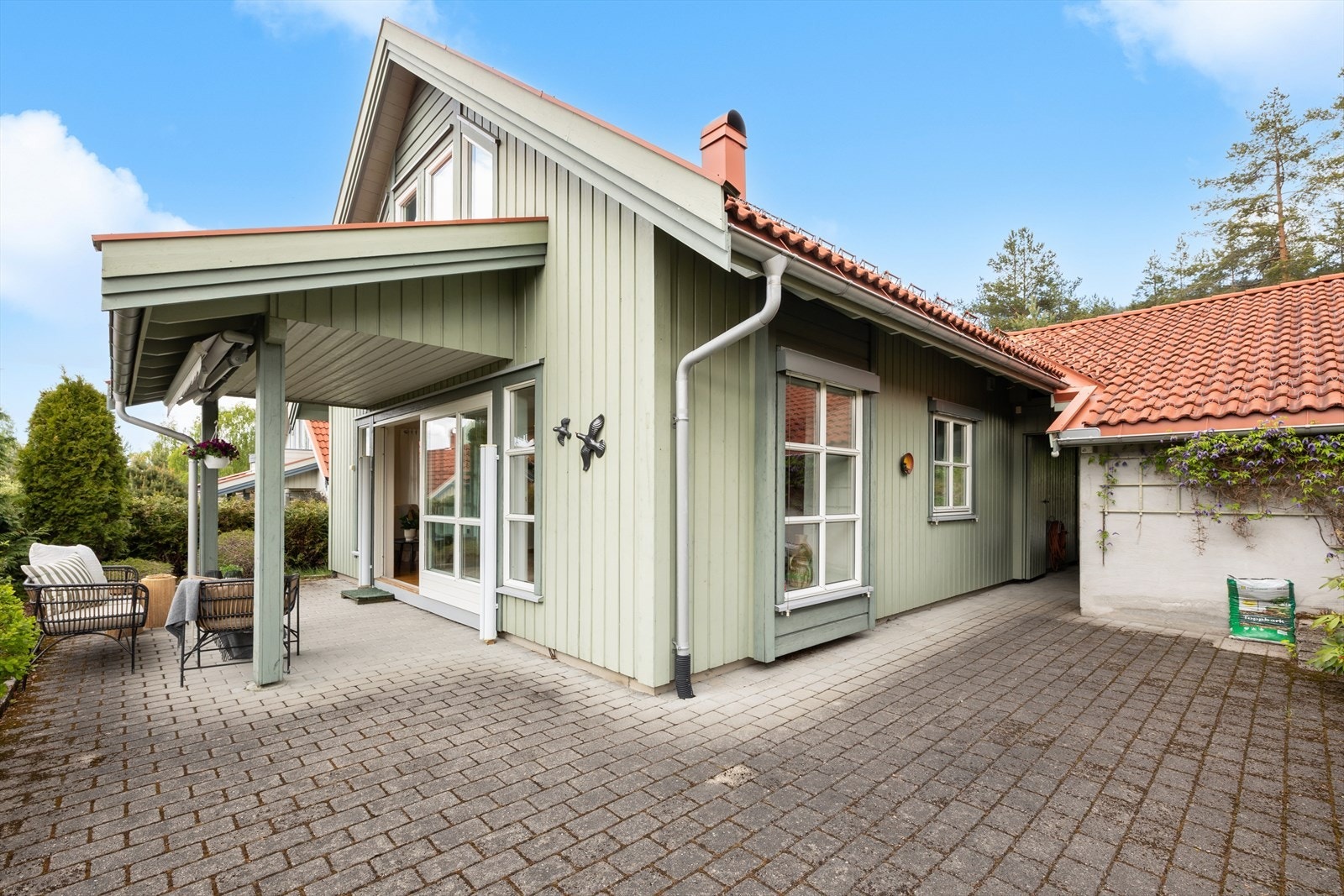 Belegningsstein rundt 2 sider av boligen med flere koselige uteplasser. Galleribilde