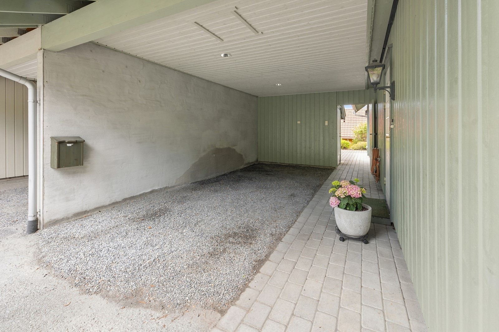 Carport m/utvendig bod på baksiden. Galleribilde