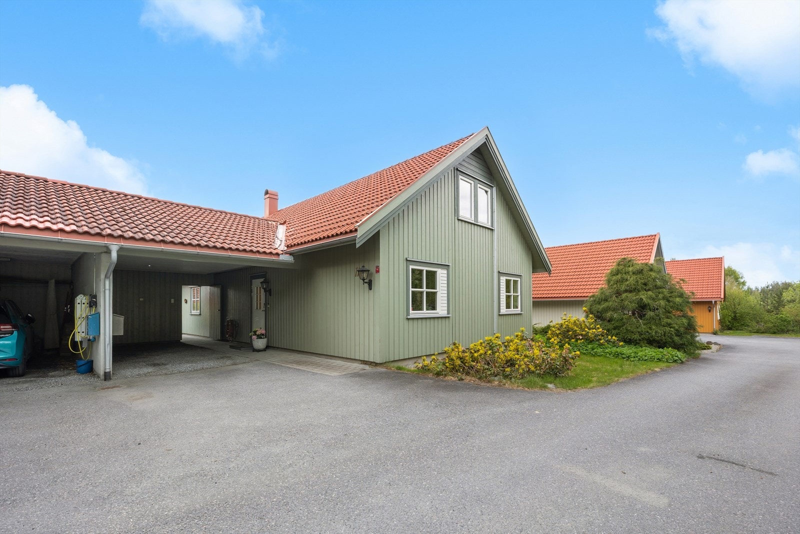 Lettstelt med asfaltert adkomst og belegningsstein ved inngangen. Galleribilde