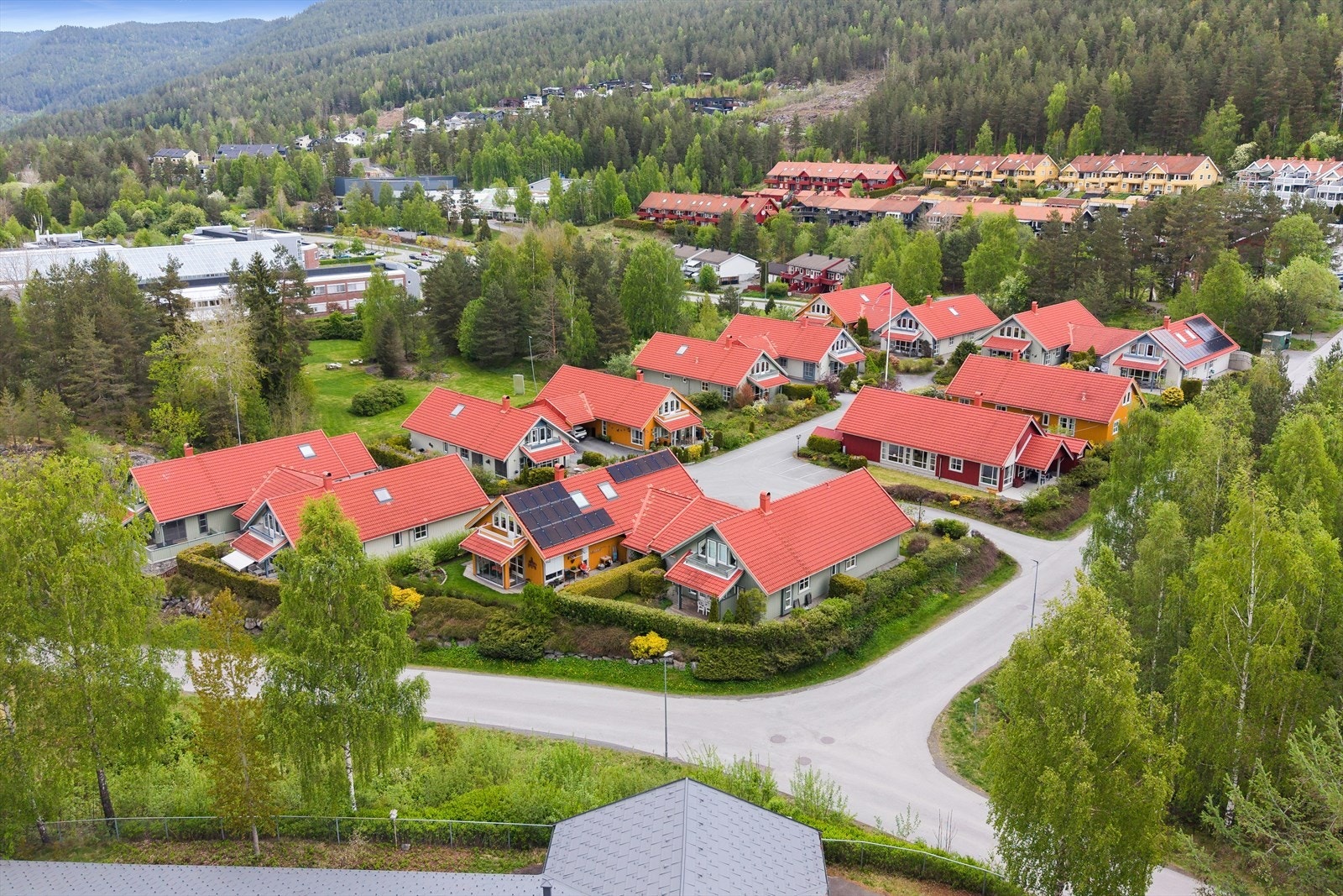 Dronebilde over sameiet. Rolig område rett ved naturen og vakkert turterreng. Galleribilde