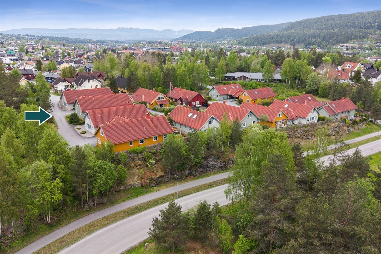 Boligen ligger i Skyttertunet Bofelleskap på Raumyr. Grensende mot friområde. Galleribilde