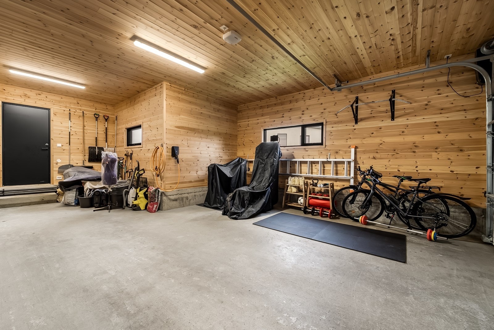 Stor isolert dobbel garasje med plass til bil og diverse. Det er installert elbillader. Galleribilde