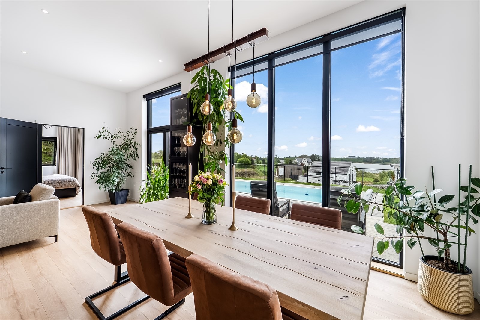 Flott utsikt fra spisebordet mot Krågenesvannet. Galleribilde