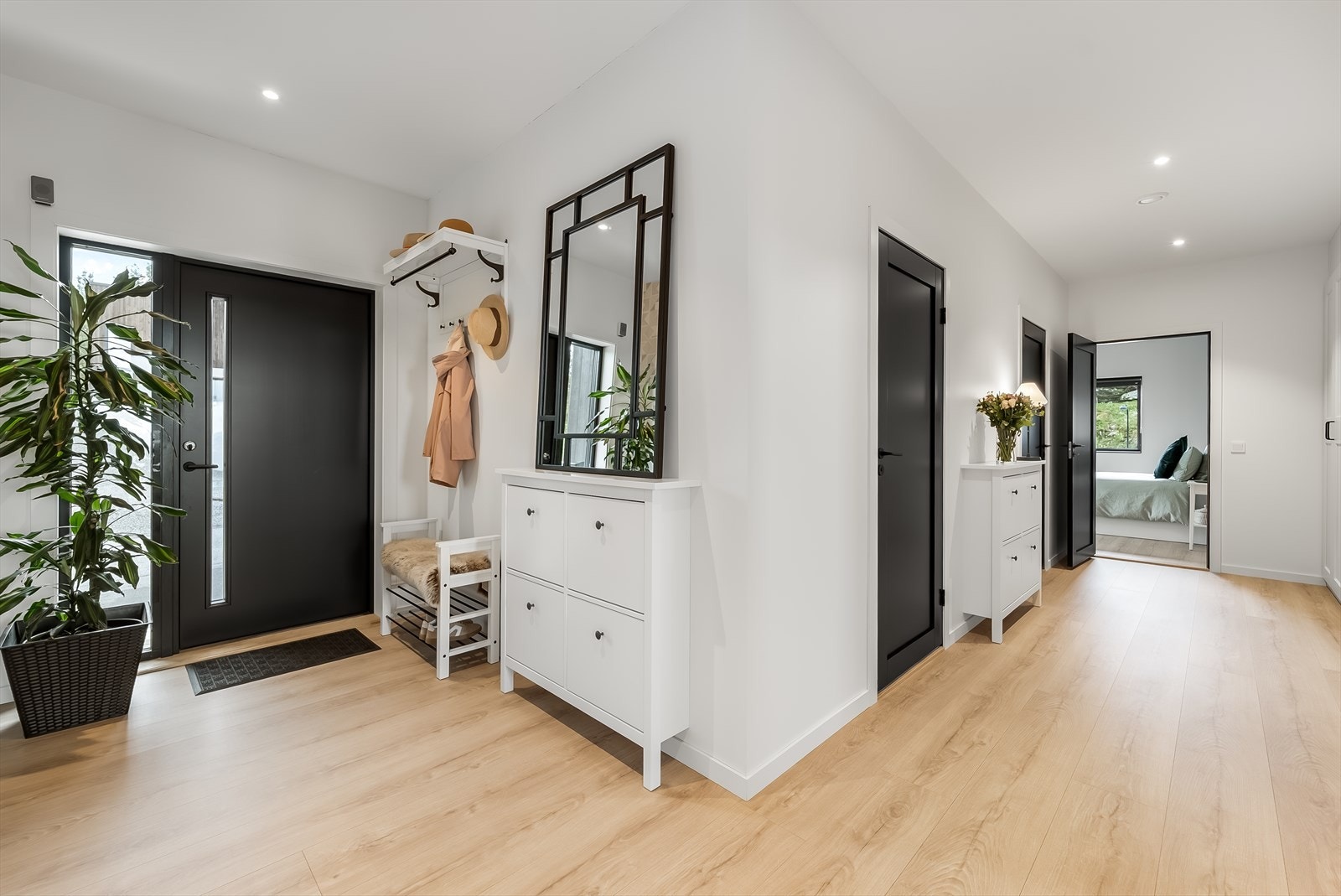 Boligen er gjennomgående pent innredet i moderne fargetoner og har gjennomgående svarte detaljer. Vannbåren varme i alle gulv med unntak av i garasjen. Galleribilde