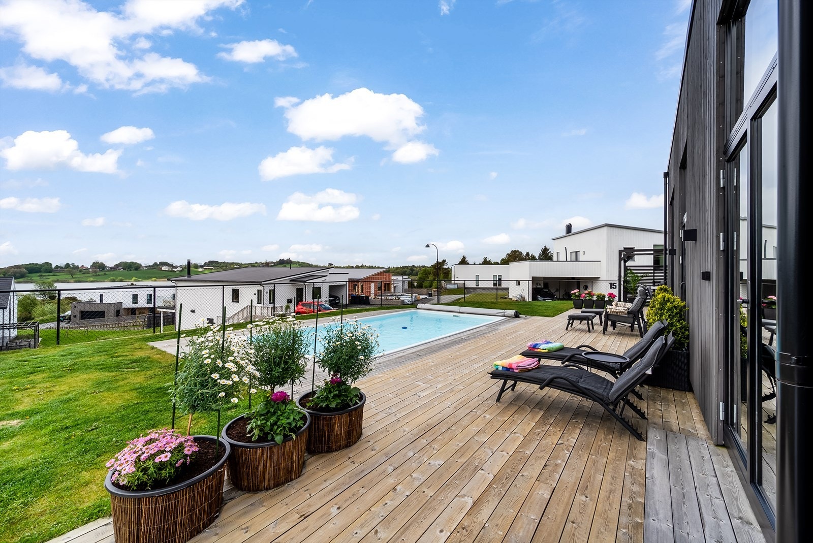 Lekkert uteområde med plass til både hygge og aktivitet. Galleribilde