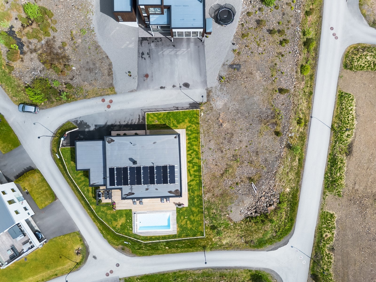 Det er montert solceller på taket. Galleribilde