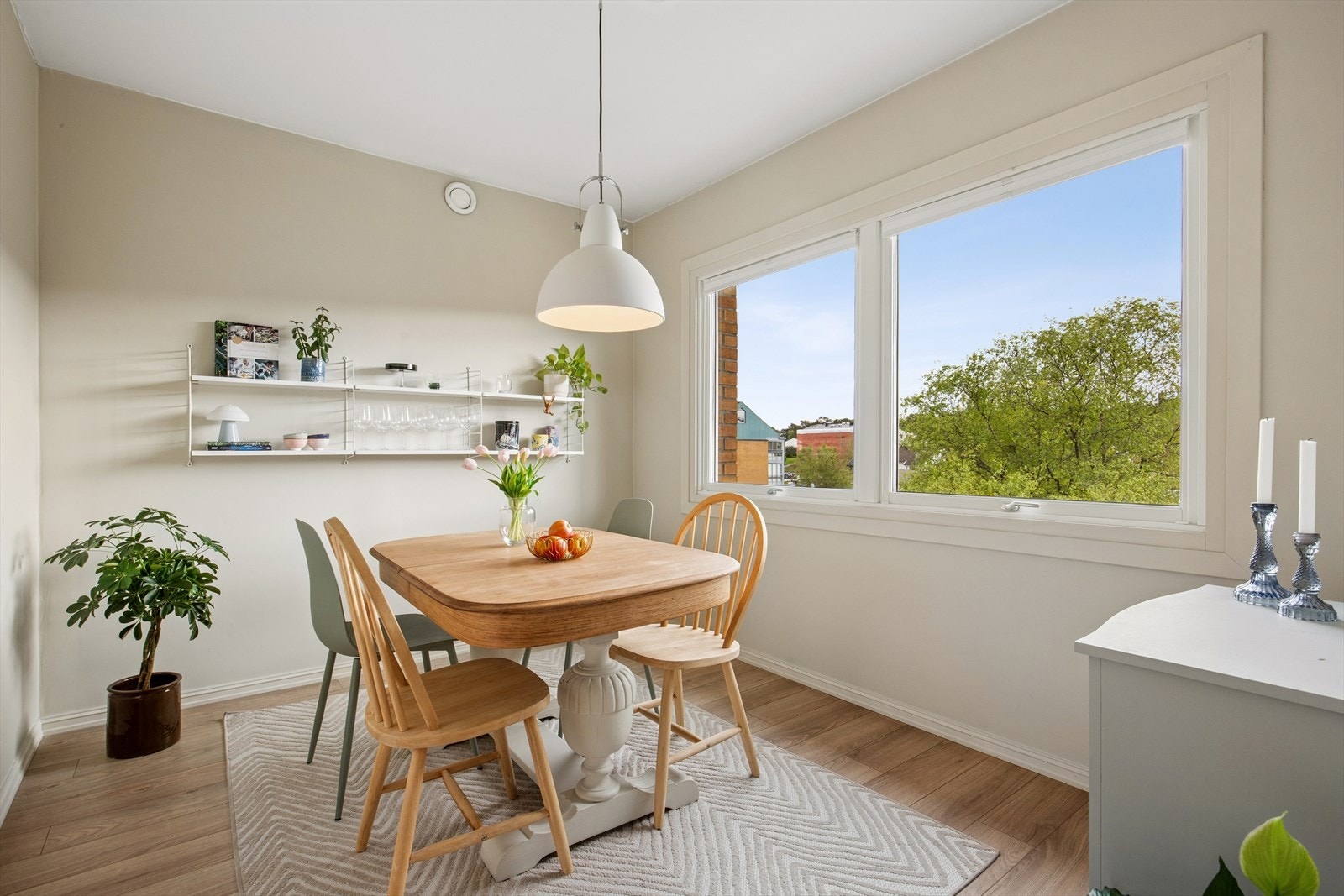 To store generøse vindusflater her som gir rikelig med naturlig lys. Galleribilde