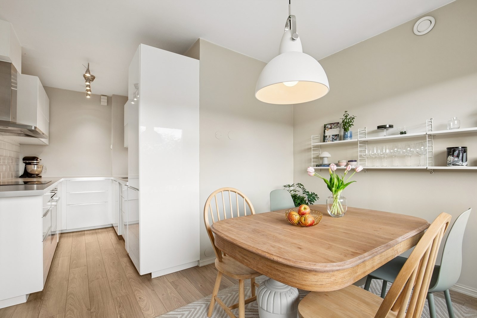Vegg over deler av benkeplaten er flislagt, som både er dekorativt og lett å holde rent. Galleribilde