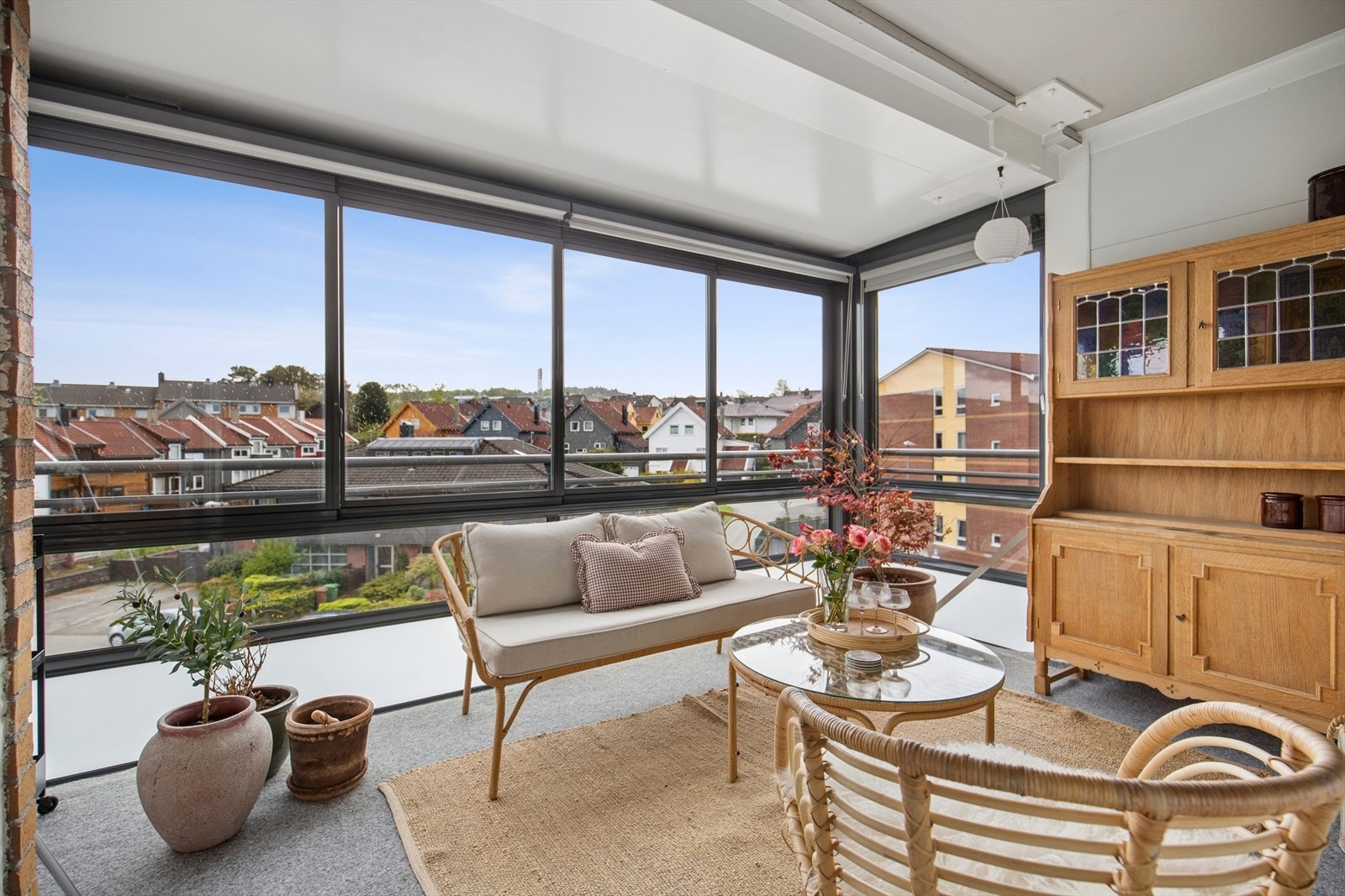 Den 11 kvm innglassete balkongen har en lekker utsikt. Galleribilde