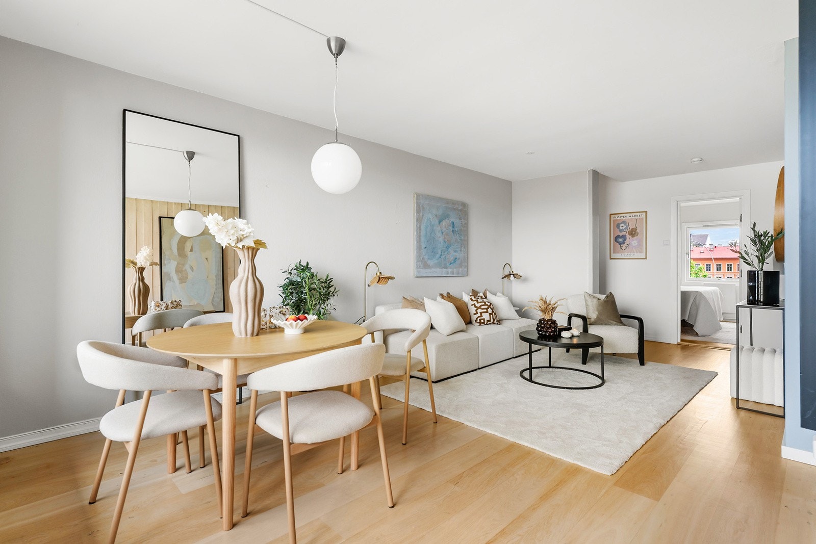 Stue med god plass til spisebord og sofagruppe Galleribilde