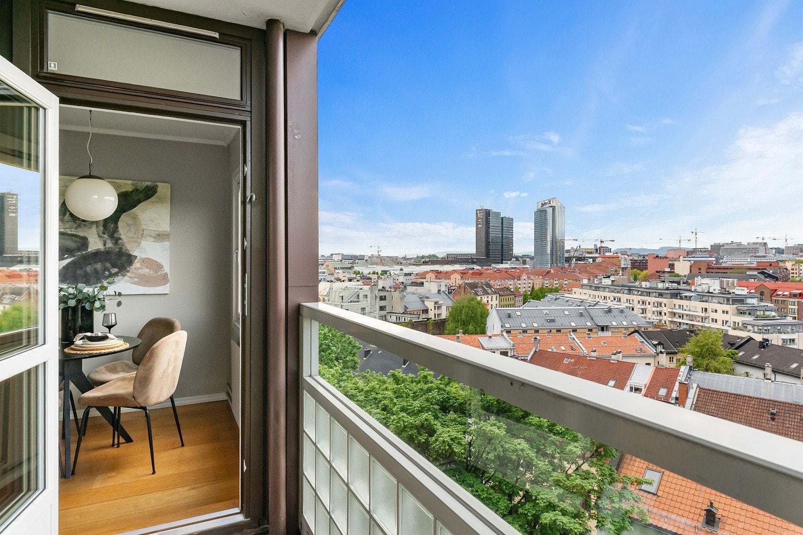 Leilgheten har utgang til balkong både fra kjøkken og stue Galleribilde