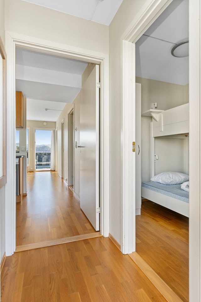 Leilighetens andre soverom ligger til høyre for entreen Galleribilde