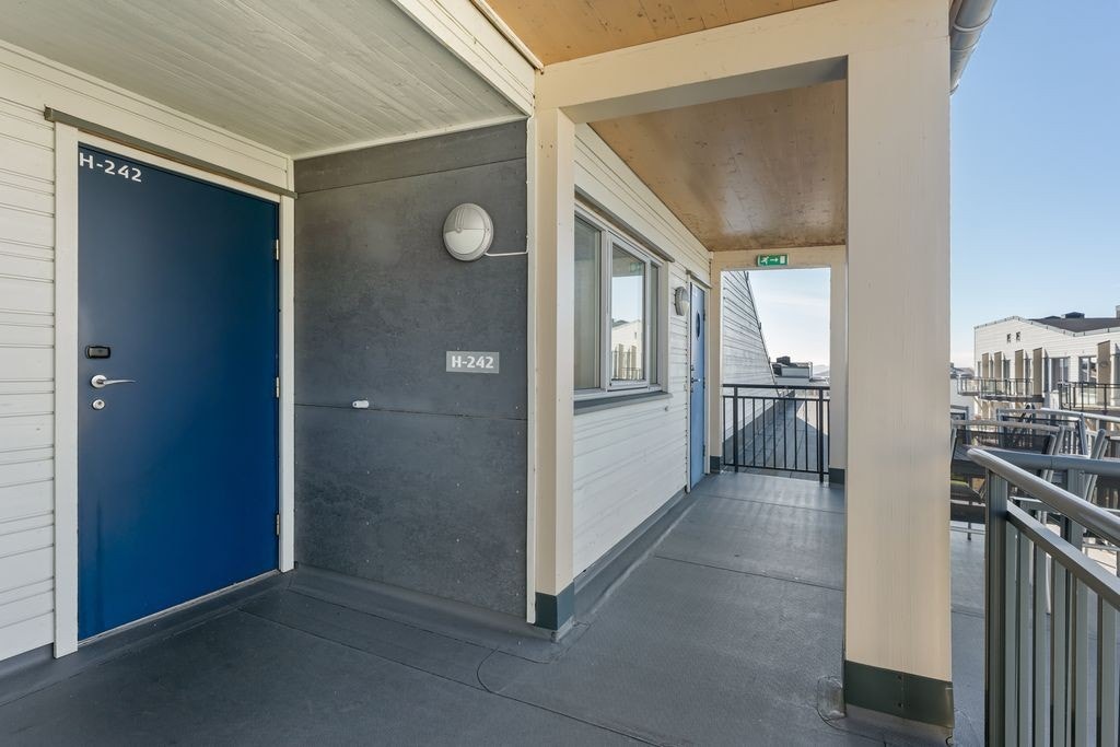 Separat inngangsdør til hotelldelen/utleiedel Galleribilde