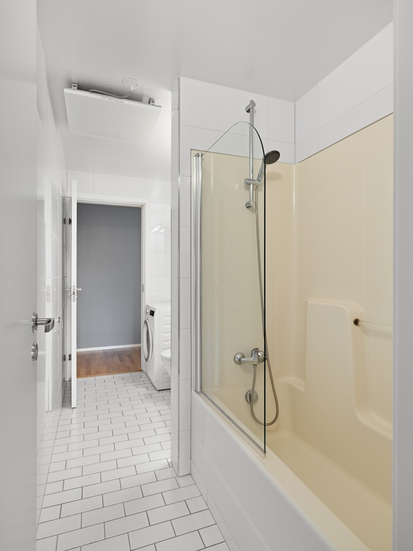 Badet har dusj/badekar kombinasjon. Galleribilde