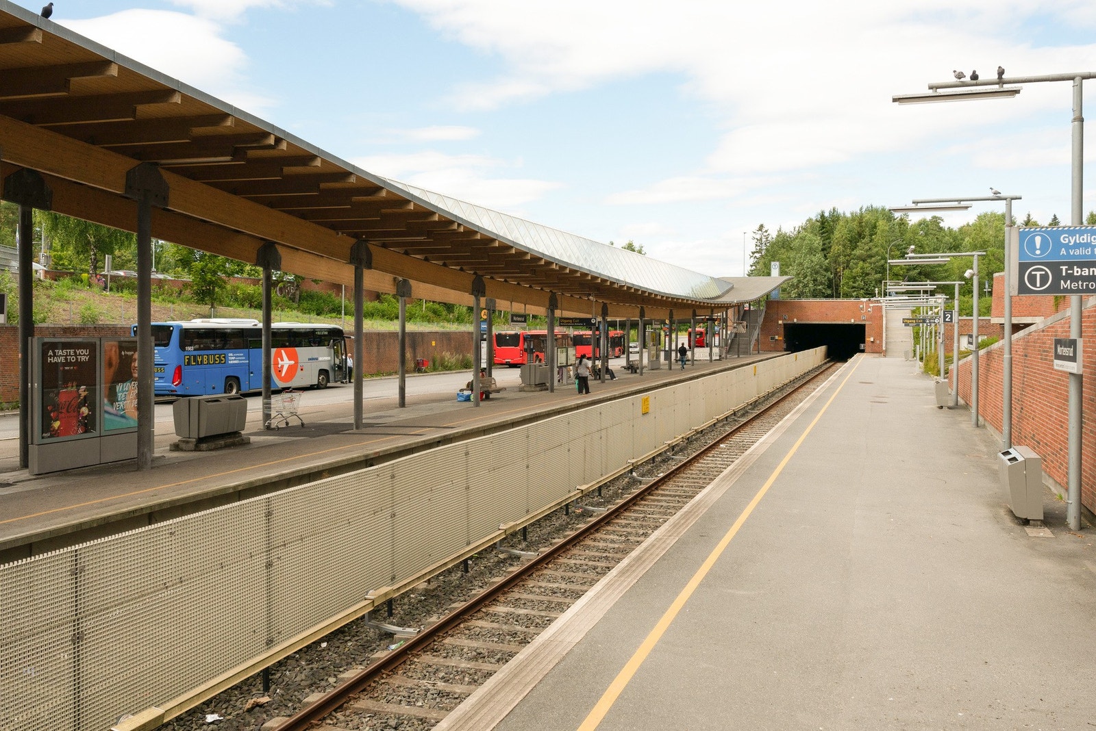 God dekning av offentlig kommunikasjon med både buss og T-bane. Galleribilde