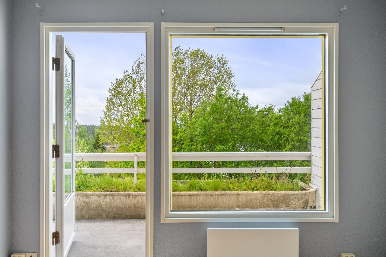Den store vindusrekken tar inn godt med naturlig lys til rommet. Galleribilde