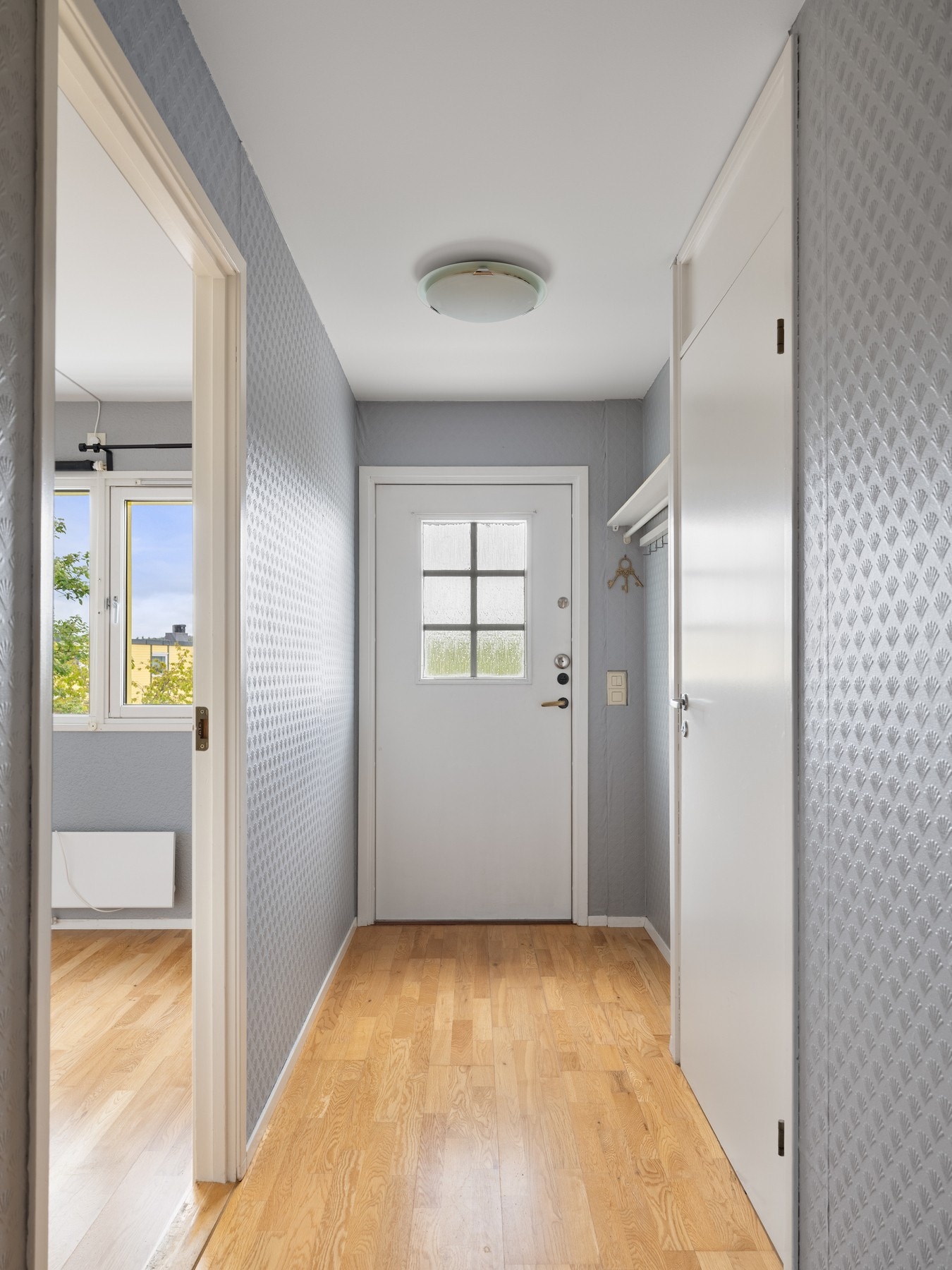 Lys og innbydende entré med plass til å henge fra seg yttertøy. Galleribilde